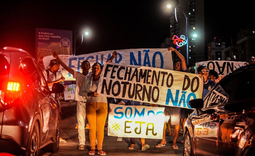 Manifestação pela manutenção das turmas de EJA em Salvador. Foto: Felipe Iruatã | Cidadão Repórter